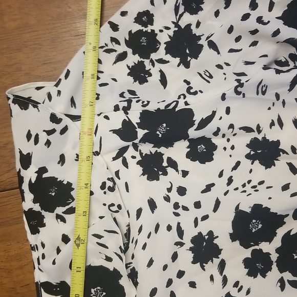 Pretty cream and black floral top - Picture 13 of 13